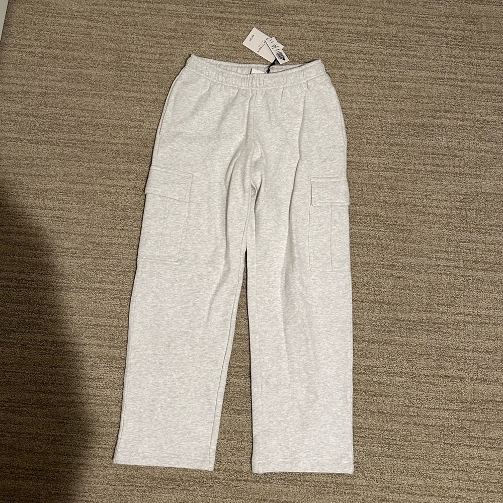 Brand new Aritzia sweat fleece cargo sweatpants. Size XS. Heather cloud white.